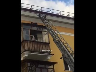 free в первоуральске спасатели попытались вызволить алконавта с козырька балкона но тот сорвался с лестницы hd