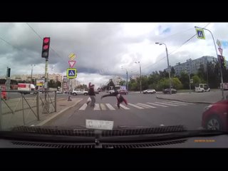 free пьяный гимнаст исполнил трюк прямо на пешеходном переходе hd