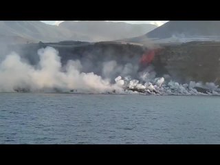 free стекающая в море и застывающая там лава уже увеличила побережье канарского острова пальма на полкилометра hd