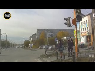 free в ачинске орудует извращенец он подкрадывается к дамам на улице и фотографирует снизу то что у них под пальто hd