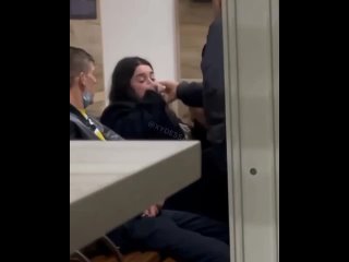 free в одессе молодая девушка перепила и налетела на таксиста которого она вызвала вместе с компанией друзей hd