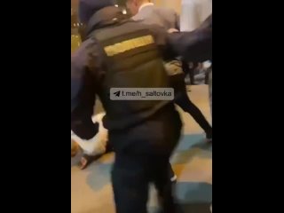 free в харькове неадекват ударил полицейского по лицу но потом сразу же об этом пожалел когда его напарники подоспели на hd