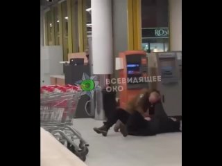 free в киевском супермаркете охранник попросил женщину надеть маску но говорить с ним она не захотела и просто решила hd