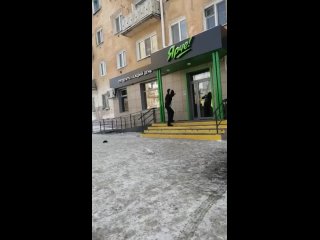 free в омске солевой торч сначала ругался возле магазина а потом и вовсе подрался с воображаемым оппонентом hd