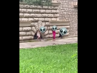 free можно вывезти из колхоза и одеть вечернее платье но колхоз вывезти из них не удалось придумайте подпись к видео 26е hd