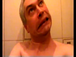 free злой дед моет свой хуй как рыбку рыба большая а хуй мал не порно hd