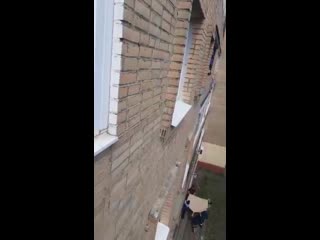 free пьяная мать уснула а ребенок чють не упал с 4 этажа благо рядом были рабочие с узбекистана hd