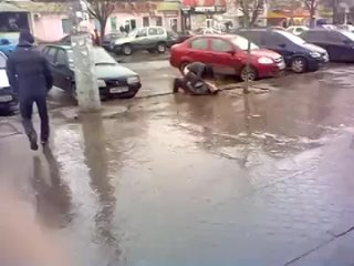 free бомжам помешали заняться сексом на улице пздц hd