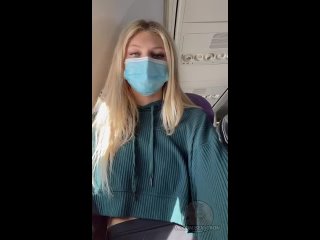 free быть 19 летним значит выставлять свои сиськи напоказ где угодно даже на высоте 30 000 футов в небе оцени девочку hd