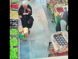 free мужчина работник магазина не растерялся когда на него наставила ствол пенсионерка hd