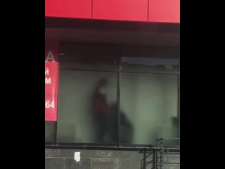 free пятёрочка выручает смешное видео парочка занимается сексом на ветрине магазина hd