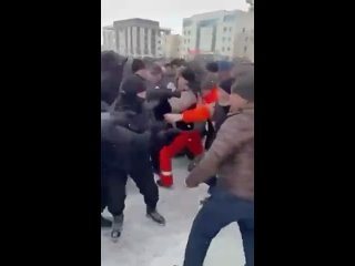 free тем временем в казахском атырау толпы митингующих прорвали цепи силовиков и собрались в це hd