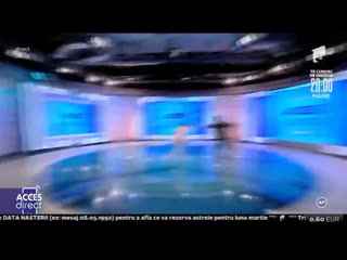 free голая женщина выбежала и попыталась кинуть камень в ведущую hd