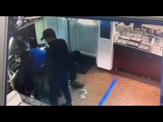 free на камеры попало недавнее ограбление ювелирного салона в ижевске на 20 миллионов рублей hd