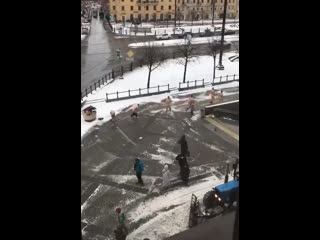 free в питере толпа парней разделась догола и начала светить своими причиндалами перед прохожими hd