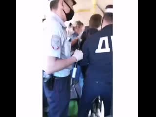free в зеленодольске полицейские силой заломали и одели наручники на парня который был без маски hd