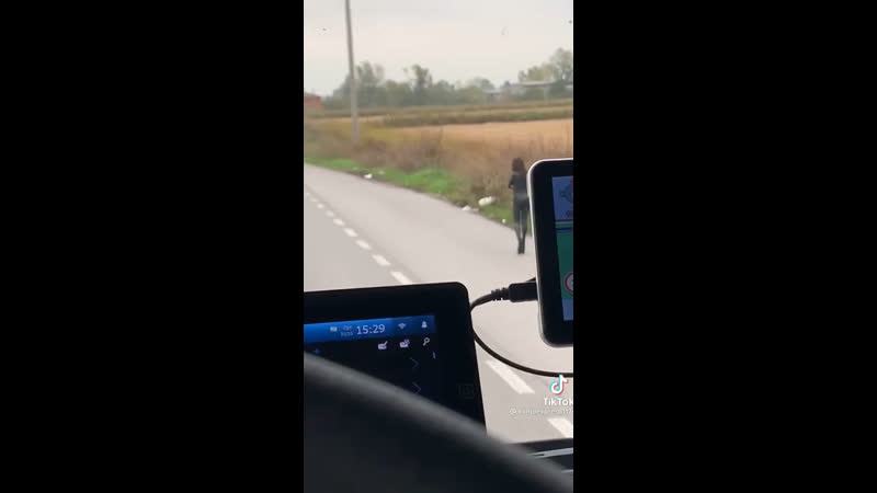 free дальнобойщик снял видео в италии на каждые сто метров приходится по несколько шлюх hd