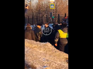 free в москве полицейским пришлось выбивать стекло в автомобиле чтобы достать злостного должника hd