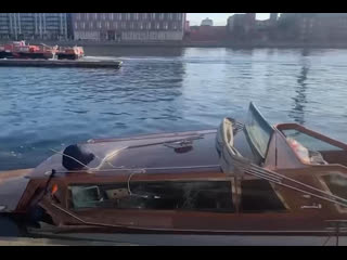 free в санкт петербурге катер с людьми врезался в опору моста и затонул hd