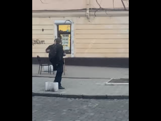 free в одессе пьяный мужик пристал на улице к женщине это не понравилось прохожему и он вступился за незнакомую даму hd