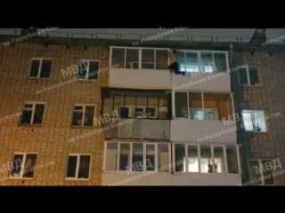 free житель башкирии забрался на крышу дома пытаясь скрыться от полицейских hd