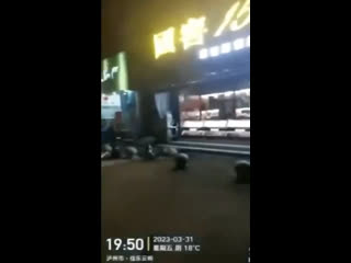free 18 в шанхае выпавшая оконная рама молодые маму на глазах её детей hd