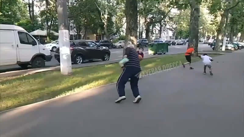 free в одессе молодые школьники издеваются над пожилым мужчиной на улице hd