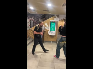 free трансгендер хилми форкс во усно и точка подрался с каким то комнатным боксёром hd