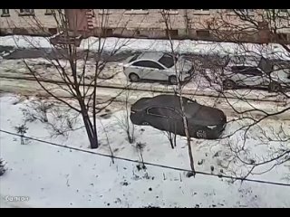 free в кронштадте рухнувшая с крыши глыба льда чуть не приземлилась на голову мужчине hd