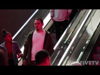 free трогает руки на эскалаторе пранк парней и девушек touching hands on escalator prank guy vs girl edition hd