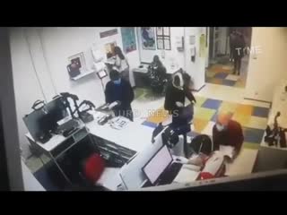 free эта женщина пришла в отделение новой почты с целью получить посылку но сотрудники отделения потребовали надеть маску hd