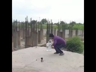 free на видео блогеры экспериментаторы решили посмотреть на то что будет если кинуть большущий кусок натрия в бутылку с hd