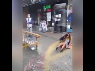 free плюнула в лицо мужчине в автобусе и была наказана hd
