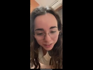 free во время йоги кудрявая в очках ненамеренно засветила грудь и видны соски 3 размер hd