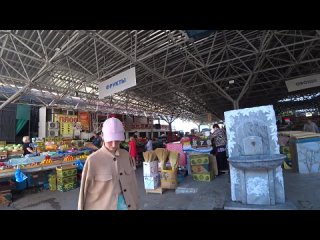 free жесть в крыму одичавшие торгаши напали с кулаками на камеру на рынке hd