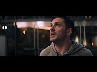 free веном взбирается по вертикальной стене в офис начальника веном hd