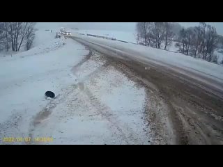 free водитель автомобиля skoda чуть чуть не сориентировался на дороге и не разминулся с грузовиком машину занесло и в hd