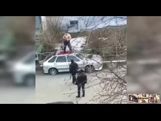free мужик залез на машину и ножом вспорол себе молодые hd