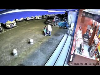free шанхае выпавшая оконная рама молодые мать двоих маленьких детей hd