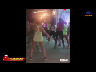 free мужчина в костюме пчелы пытался словить сочком полицейского я угорал как он убегал hd