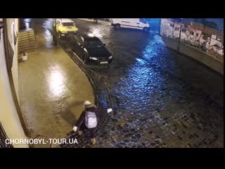 free девушка пытается подняться по тротуару который покрылся коркой льда hd