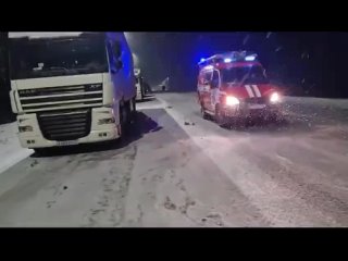free спасатели и пожарные совместно с сотрудниками гибдд и дорожниками оказывают помощь водителям оказавшимся в заторах hd