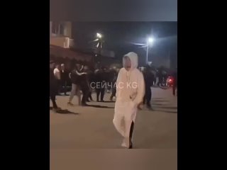 free тысяча киргизов устроили погромы на улицах в бишкеке после того как несколько египтян и пакистанцев избили их hd