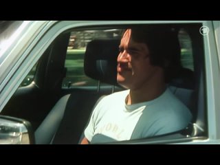 free арнольд шварцнеггер едет в машине и показывает бицепс hd