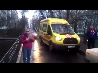 free яжемать за рулём и реанимобиль во дворе hd