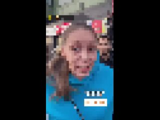free агрессивная яжемать набросилась на женщину возле паркои в центре города hd