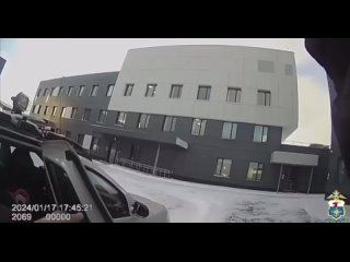 free петербурженка возвращавщаяся из сочи пыталась открыть дверь летящего самолета 26 летняя дамочка взошла на рейс уже hd