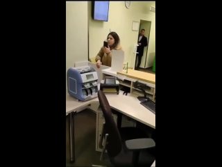 free в подмосковье неадекватная женщина ворвалась в отделение сбербанка и стала брызгать в его сотрудниц зелёнкой и hd