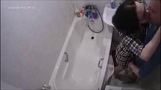 free скрытая камера реальная измена жена уложила детей спать а сама в душ трахаться сосет становиться раком трахает в hd