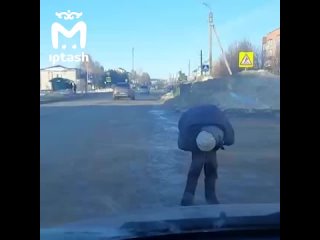 free мужчина недалеко от мамадыша катался по асфальту отдавал честь кричал и корчил рожи hd